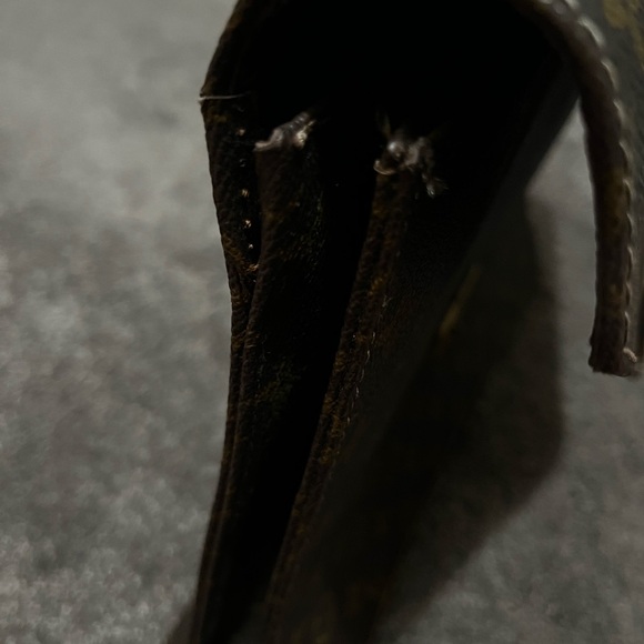 Louis Vuitton Brown Briefcase with Monogram Pattern and Gold Clasp - Picture 7 of 7